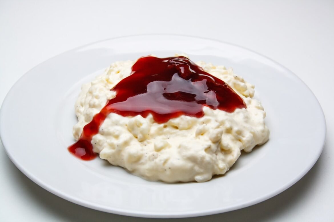 Tigela de arroz doce polvilhado com canela em padrão de losangos