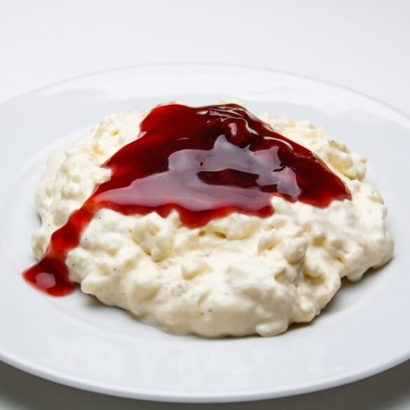 Tigela de arroz doce polvilhado com canela em padrão de losangos