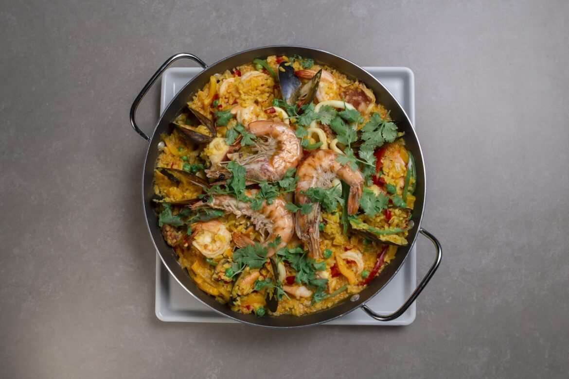 Tacho rico de arroz caldoso com camarões, amêijoas, mexilhões e coentros