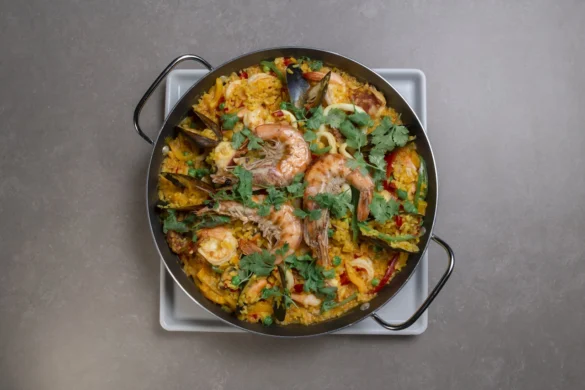 Tacho rico de arroz caldoso com camarões, amêijoas, mexilhões e coentros