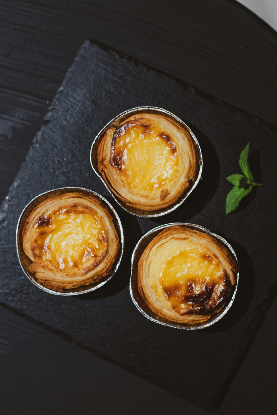 Pastel de nata estaladiço com creme tostado no topo