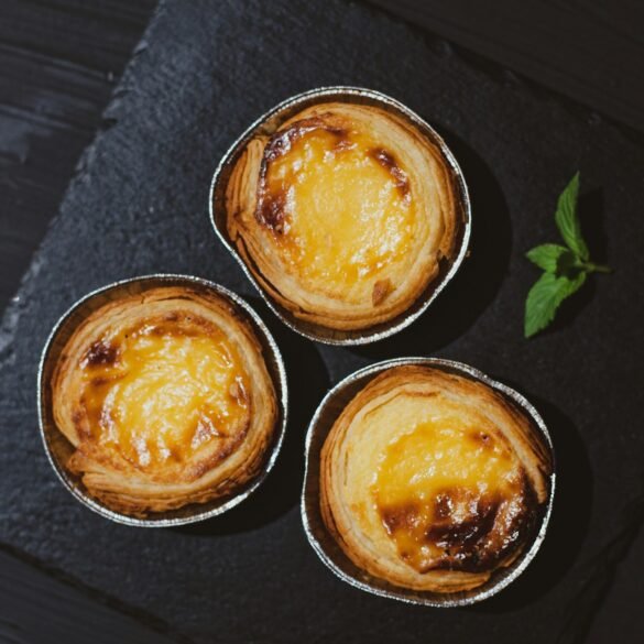 Pastel de nata estaladiço com creme tostado no topo