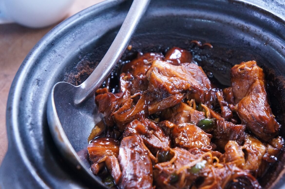 Travessa com pedaços de carne de porco frita, castanhas e tripa enfarinhada
