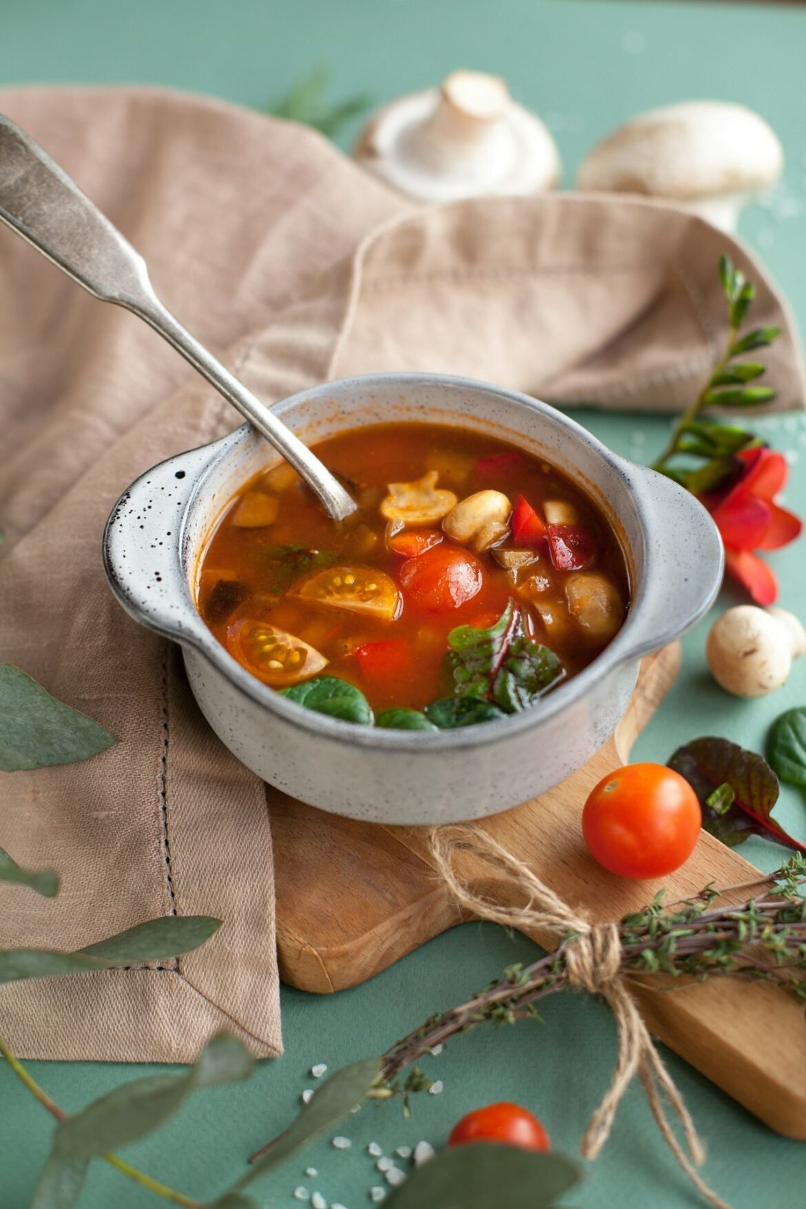 Tigela de sopa com legumes cortados em tiras finas
