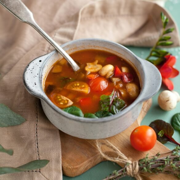 Tigela de sopa com legumes cortados em tiras finas