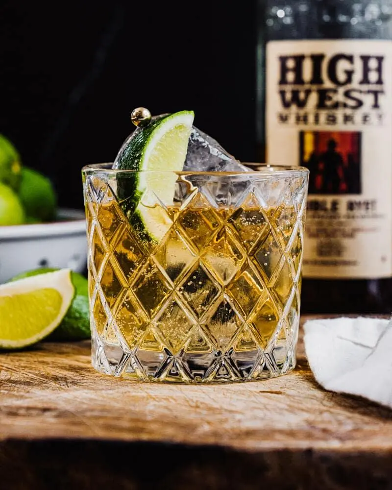 Cocktail Whiskey Ginger com gelo