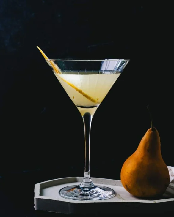 Martini de pera servido em copo de coquetel