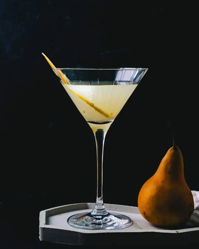 Martini de pera servido em copo de coquetel